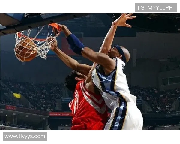 姚明精彩配合扣篮瞬间回顾展现篮球魅力与团队协作精神 姚明精彩配合扣篮瞬间回顾展现篮球魅力与团队协作精神