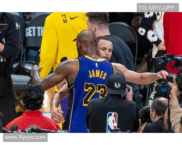 汤普森与库里携手砍下72分,勇士横扫湖人取得10连胜 汤普森与库里携手砍下72分,勇士横扫湖人取得10连胜